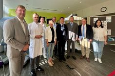 Oberlausitz-Kliniken-Geschäftsführer Jörg Scharfenberg (l.) begrüßt die Delegation aus China gemeinsam mit seinem Team in Bautzen.