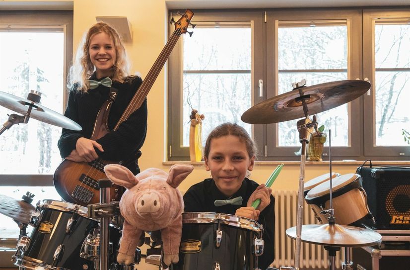 Arne Deinert (r.)  von der  Musikschule »Johann Crüger« Guben  und seine Bandkollegin Juno Bennewitz (l.)  haben beide mit 24 Punkten  einen ersten Preis erzielt.
