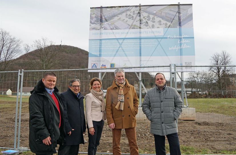 Beim Aufstellen des Bauschildes (v.l.n.r.): Andreas Marx (Leiter Immobilien &amp; Expansion Aldi Nord), Mohamed Younis (Geschäftsführer Schoofs Immobilien GmbH Frankfurt), Teodora Ciota (Leiterin Projektentwicklung Schoofs Immobilien GmbH), Uwe Rumberg (OB Stadt Freital) und Jan Hasek (Regionalleiter Edeka Expansion Nordbayern-Bayern-Thüringen).