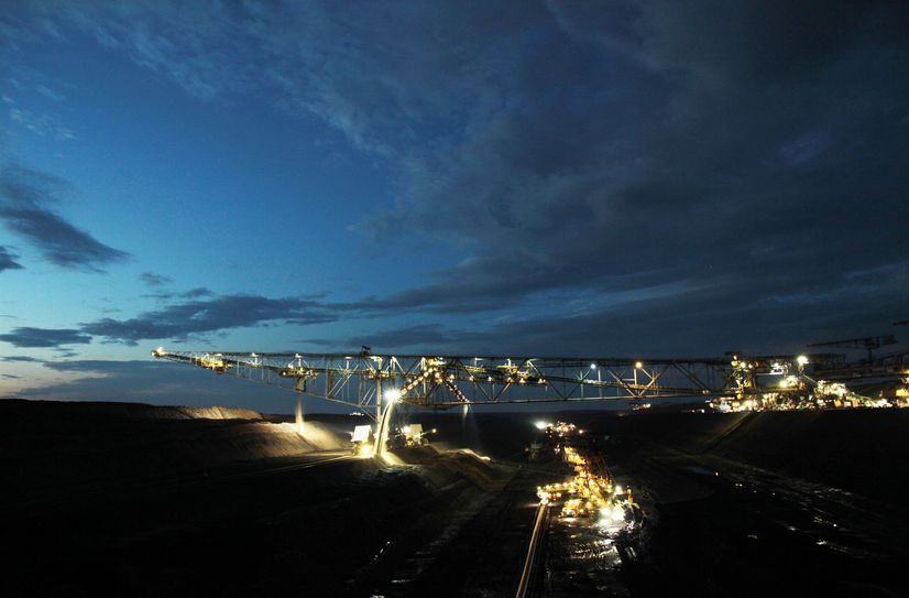 Spektakuläre Ansicht im Tagebau Welzow: die Förderbrücke F60 bei Nacht.