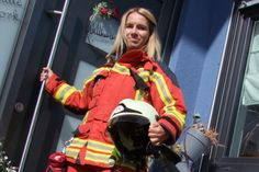 Wenn Sarah Rehork alarmiert wird, muss sie zu Hause alles stehen und liegen lassen. Dann muss sie sich fix auf den Weg ins unweit gelegene Gerätehaus machen. Fürs Foto schlüpfte die 36-Jährige daheim in die Feuerwehruniform. Die ist normalerweise im Gerätehaus deponiert.