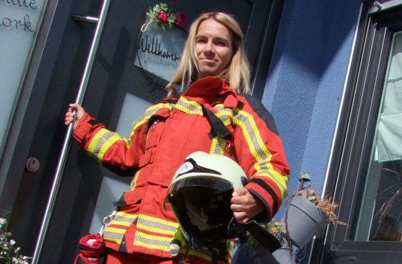 Wenn Sarah Rehork alarmiert wird, muss sie zu Hause alles stehen und liegen lassen. Dann muss sie sich fix auf den Weg ins unweit gelegene Gerätehaus machen. Fürs Foto schlüpfte die 36-Jährige daheim in die Feuerwehruniform. Die ist normalerweise im Gerätehaus deponiert.