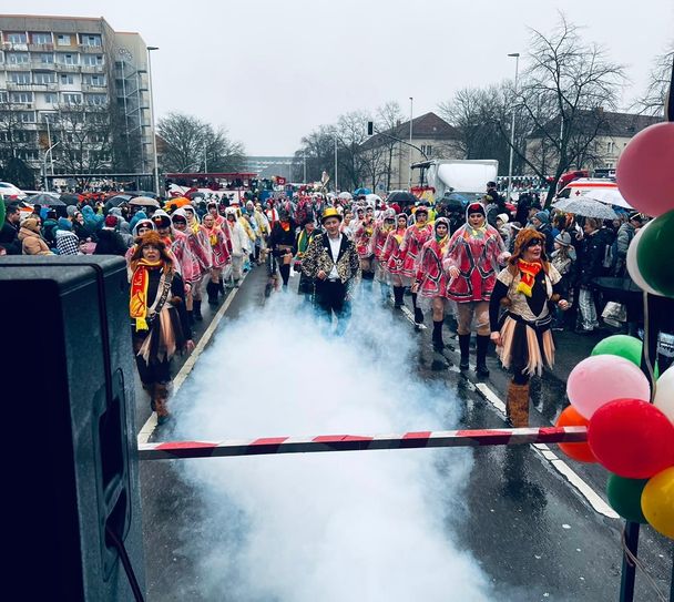 Beim "Zug der fröhlichen Leute" in Cottbus nehmen rund 3.000 Karnevalisten teil, wie hier der Karneval Verein Kausche