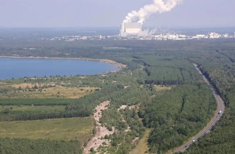 Die B 97 mit Blick auf den Industriepark in Schwarze Pumpe.