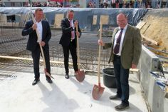 Bürgermeister Stefan Schneider, Landrat Udo Witschas und der Schulleiter Ulrich Schlögel nach getaner Arbeit (v.l.n.r).