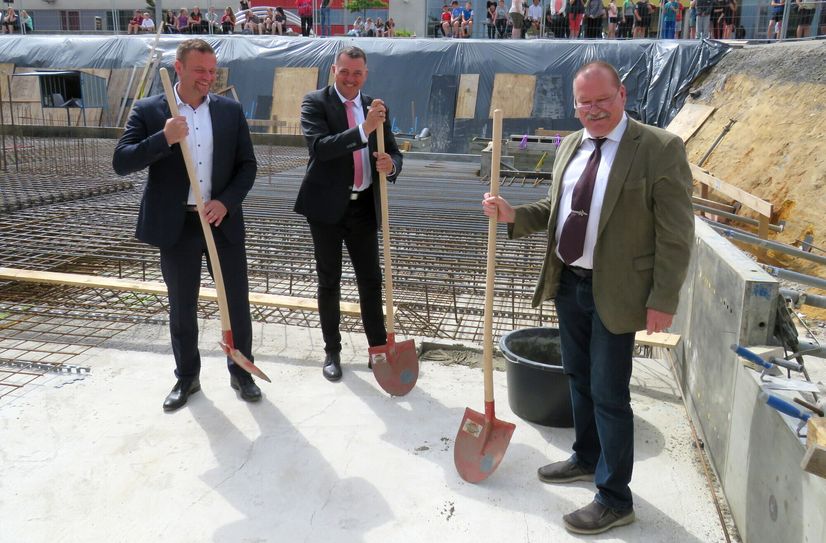 Bürgermeister Stefan Schneider, Landrat Udo Witschas und der Schulleiter Ulrich Schlögel nach getaner Arbeit (v.l.n.r).