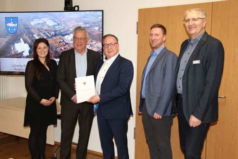 Dr. Klaus Freytag (2.vo.li., Lausitz-Beauftragter des Ministerpräsidenten) überreichte Helmut Wenzel (Mitte, Bürgermeister der Stadt Lübbenau) einen Zuwendungsbescheid für das Industrie- und Gewerbegebiet »Am Spreewalddreieck«. Mit dabei waren auch Anika Boschan (li.) von der Investitionsbank des Landes Brandenburg (ILB), Jeremy Scheibe, Vorsitzender des Ausschusses Bau, Wohnen, Verkehr und Umwelt in der Stadt Lübbenau und Sven Blümel (re.), Fachbereichsleiter für Stadtentwicklung in Lübbenau.