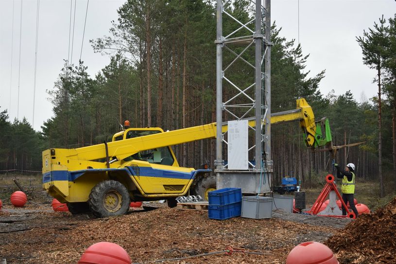 Das vorletzte Teil des Windmessmastes wird für den Anbau vorbereitet.