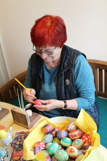 Für das Verzieren der Ostereier braucht es eine ruhige Hand - das hat Marianne Schönbach definitiv.