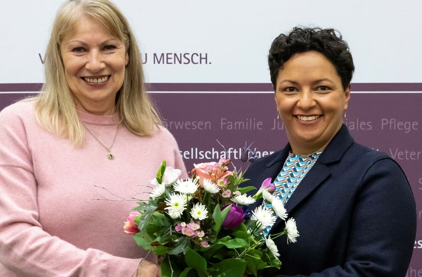 Ministerin Petra Köpping begrüßt die neue Landestierschutzbeauftragte Carina Heinrich (re.).