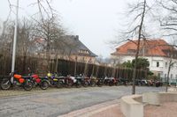 Vorplatz ist auch Mopedparkplatz