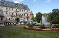 Die "Seeschlange"-Bahn bei einem Stopp vor dem Schloss Altdöbern.