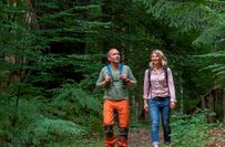 Auch zu Fuß, wie hier bei einer Wanderung durch den Märchenwald, lässt sich das Lausitzer Seenland erkunden.