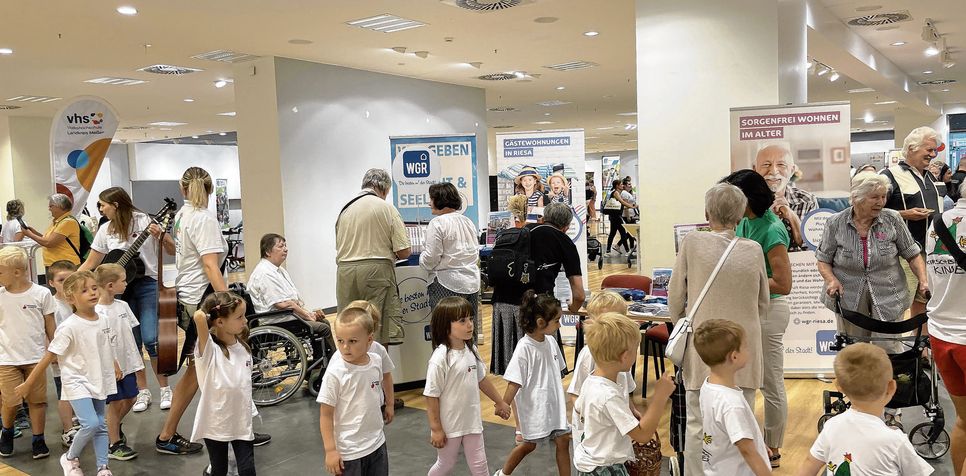 Neben vielen Senioren besuchten auch die Jüngsten der Kita Am Kirschberg den ersten Begegnungstag in Riesa und unterhielten die Besucher und Aussteller mit ihrem Gesang.