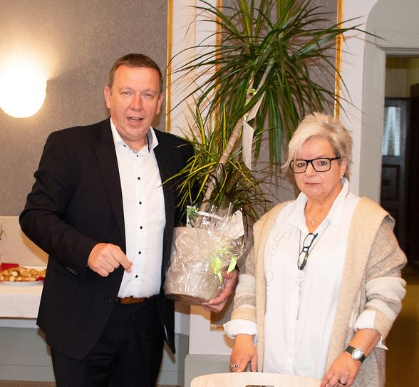 Landrat Christian Jaschinski gratuliert Einrichtungsleiterin Silvia Schmidgunst und ihrem Team zum 30. Geburtstag des Schullandheims.