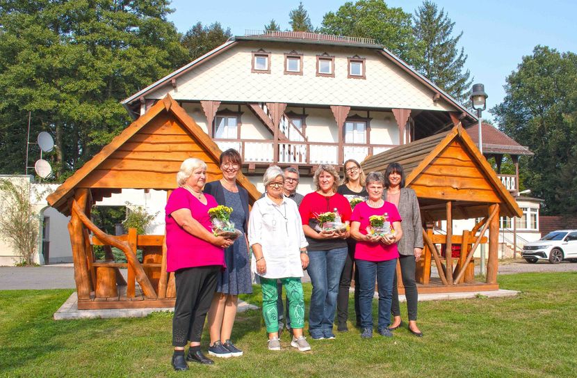 Wollen auch in Zukunft den zahlreichen Gästen im Schullandheim Täubertsmühle abwechslungsreiche Stunden bei vielfältigen Aktivitäten bieten v.l.n.r.: Carola Mänzel, Anja Miersch, Dezernentin für Bildung, Jugend und Soziales, Einrichtungsleiterin Silvia Schmidgunst, Frank Schmidgunst, Sylvia Knapp, Anja Bauer, Margit Görlich und Christina Lüderitz, Sachgebietsleiterin im Amt für Jugend, Familie und Bildung.
Foto: Pressestelle Kreisverwaltung