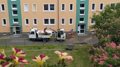 Der Wohnblock an der Greifswalder Straße 2 wird für den Abriss vorbereitet.