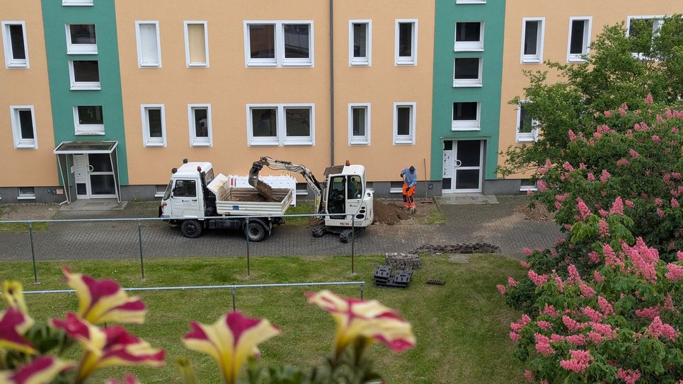 Der Wohnblock an der Greifswalder Straße 2 wird für den Abriss vorbereitet.