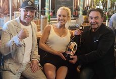 Axel Schulz hat von Steffi Landerer und Uwe Oppitz als Vorsitzenden des Vereins der Brandenburger Kleinbrauereien die Schärpe als Bierbotschafter übergeben bekommen.