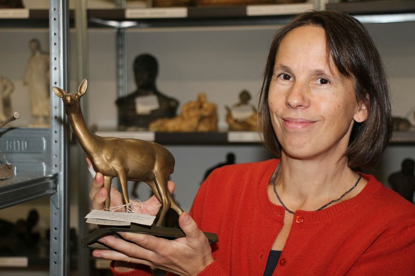 Kustodin Antje Bräuer - hier mit einem Rehmodell -  freut sich auf die Sonderausstellung.