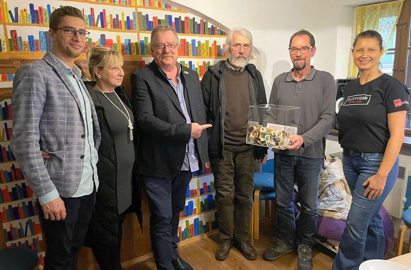 Der Firmenchef der Meißner Fensterbau GmbH, Lutz Hiller (M.), übergibt im Beisein seiner Frau und seines Sohnes eine unglaubliche Spende an den Verein »Schmales Haus«. Vorstand Helge Landmann und Henry Höhne (r.) sind begeistert.