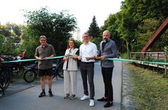 ADFC-GF Konrad Krause, Staatssekretärin Barbara Meyer, Bürgermeister Markus Dressler und wegebund-GF Frank Kutzner bei der Radwegs-Eröffnung.