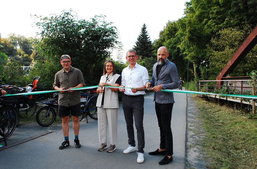 ADFC-GF Konrad Krause, Staatssekretärin Barbara Meyer, Bürgermeister Markus Dressler und wegebund-GF Frank Kutzner bei der Radwegs-Eröffnung.