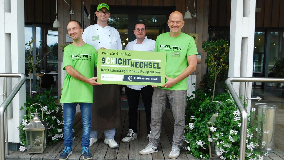 Mario Leopold (l.) aus der Küche des BlauHaus und Bürgermeister Karsten Eule-Prütz (r.) tauschten ihre Arbeitsplätze zum Aktionstag »Schichtwechsel«.  Foto:das