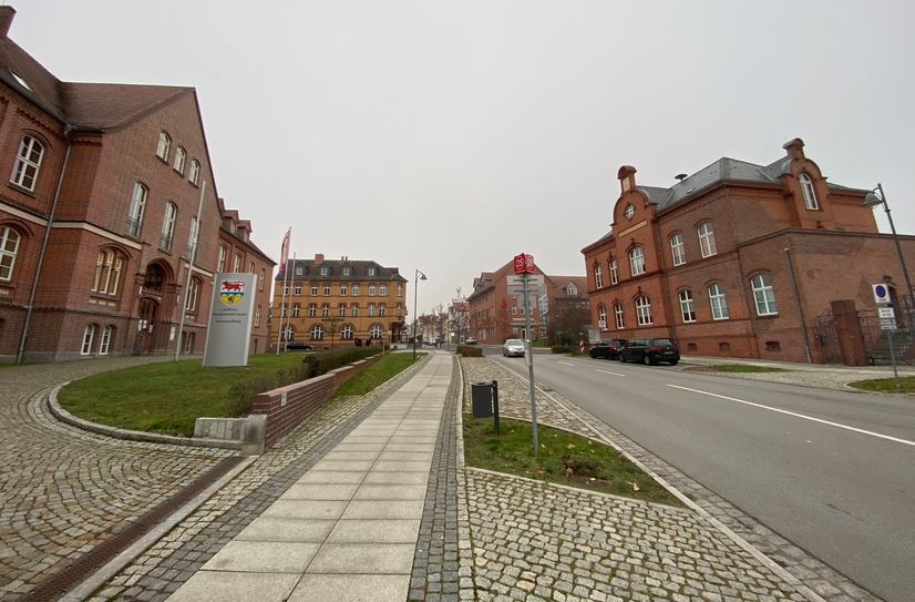 Nur einen Steinwurf entfernt: Die neue Adresse für Landesschifffahrt und Bußgeldstelle ist ab dem 4. März die Joachim-Gottschalk-Straße 1 in dem Gebäude der »Alten Post« (re.) gegenüber dem Kreishaus Calau, in welchem die Fachbereiche bisher untergebracht sind.