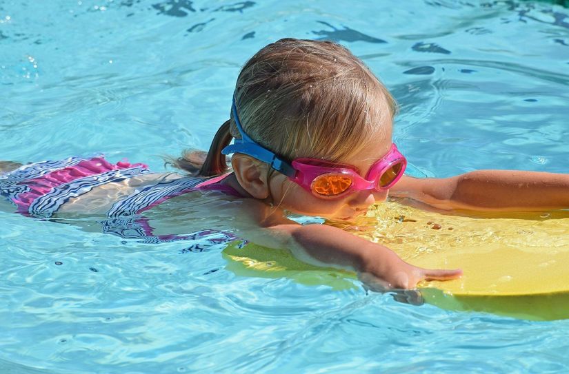 Sicher schwimmen bedeutet: 15 Minuten ohne Hilfen im tiefen Wasser schwimmen können und dabei mindestens 200 m zurücklegen.