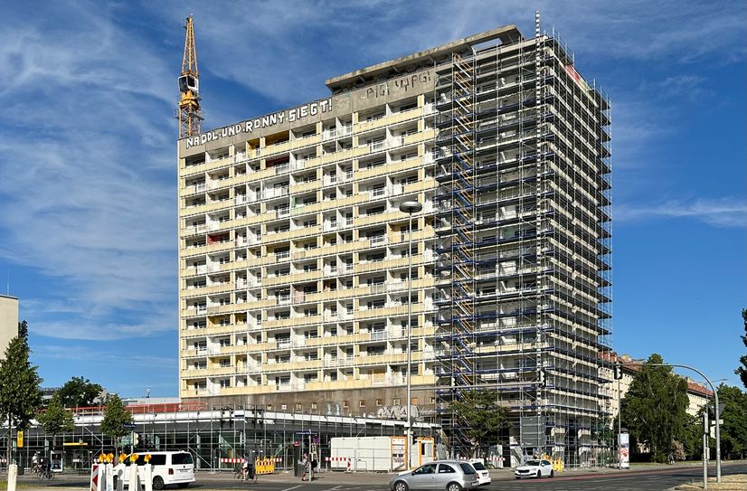 Wenn alles wie geplant läuft, sollen 2024 die ersten Mieter in Dresdens bekanntestem Hochhaus am Pirnaischen Platz einziehen.