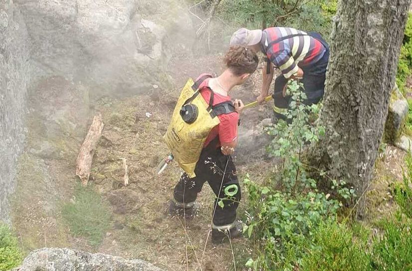 Kameraden der FFW Ottendorf löschten den Schwelbrand mit etwa 100 Liter Wasser, das sie in speziellen Löschrucksäcken zum Feuer tragen mussten.