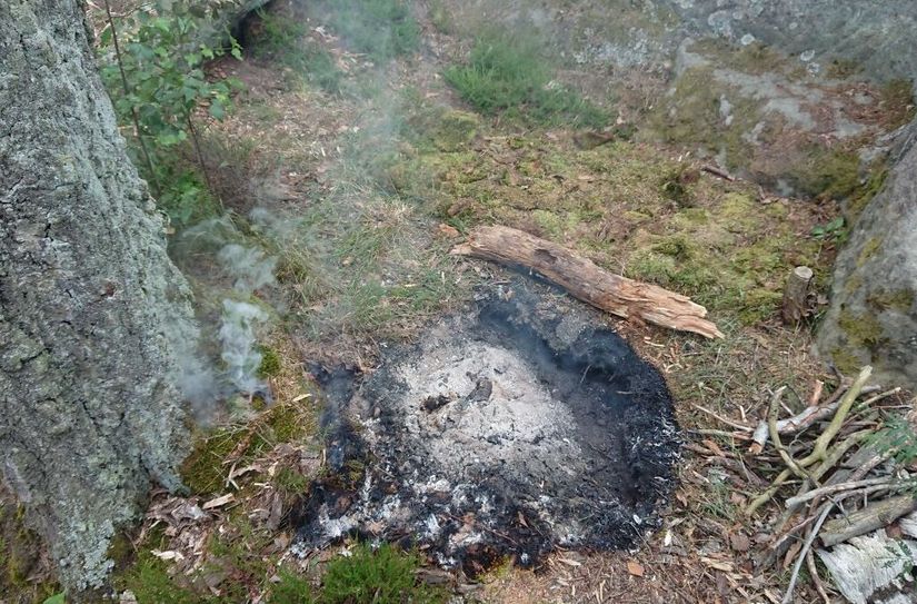 Mit diesem Foto meldeten die Wanderer die noch schwelende Feuerstelle.