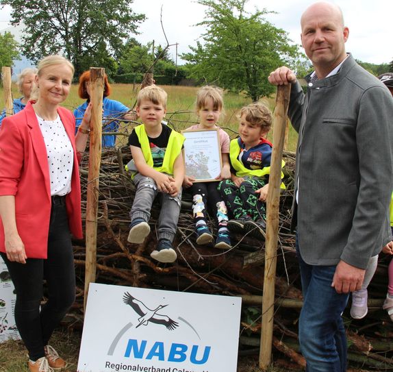 Nadine Kutzschbach (enviaM Kommunalbetreuung, li.) ist dankbar für das große Engagement der Kinder der Kita »Calauer Spielträume« und die gute Zusammenarbeit mit dem Bürgermeister der Stadt Calau, Marco Babenz (re.). Tatkräftig unterstützt wurde die Aktion durch den NABU-Regionalverband Calau.