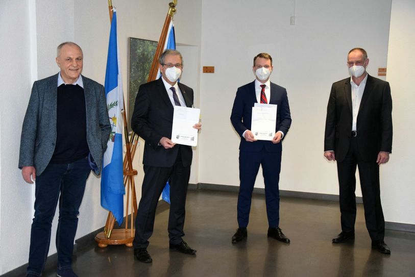 Rainer Schubert, Geschäftsführer der Centrum für Innovation und Technologie GmbH, Landrat Harald Altekrüger, Gunther Schwab, Geschäftsleiter sowie Sven Geige ( v.l.) nach der Vertragsunterzeichnung. Foto: Landkreis Spree-Neiße