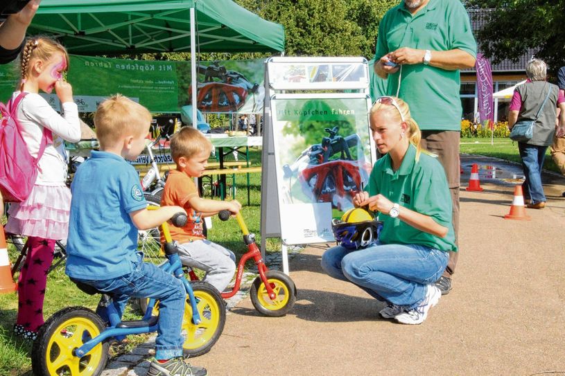 Warum braucht man einen Schutzhelm? Diese Frage wurde den Knirpsen im vergangenen Jahr am Stand der Cottbuser Verkehrswacht beantwortet. Die Verkehrsschützer werden sich auch bei der 14. Auflage vom Tag der Vereine am Samstag, 17. September, im Spreeauenpark präsentieren. Foto: jho