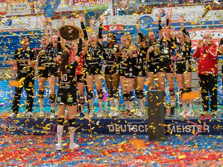 Die DSC-Mädels feiern ihren Titelgewinn. Ab 8. Mai werden ihre Trikots versteigert. Foto: Dirk Michen