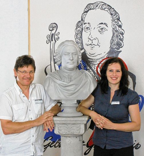 Vor welchem Graun stehen Kulturamtsleiter Andreas Pöschl und Mitarbeiterin Susanne Dobs? Die Frage ist so schwer zu beantworten wie manche Zuordnung ihrer Kompositionen. Foto: Weser