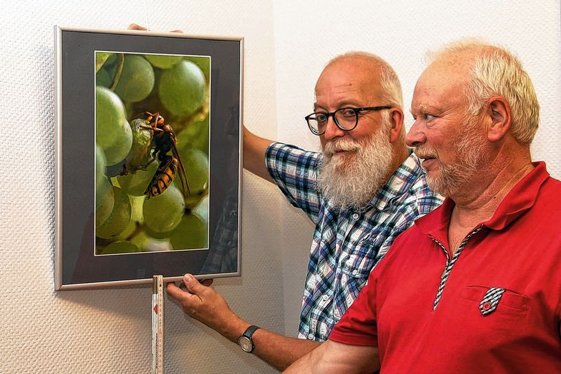 Andreas Menschke (li.) beim Hängen der Bilder. Foto: PR