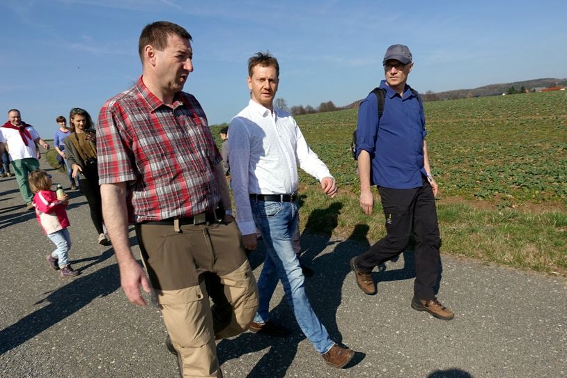 Michael Kretschmer (Mi.) flankiert von Jens Michel (li.) und OB Mike Ruckh auf der Wanderung.