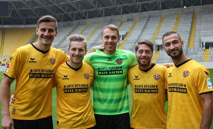 Die getragenen Trikots von Stefan Kutschke, Marvin Stefaniak, Marvin Schwäbe, Lumpi und "Andy" Gogia (v.l.) werden versteigert. Foto: PR/SG Dynamo Dresden