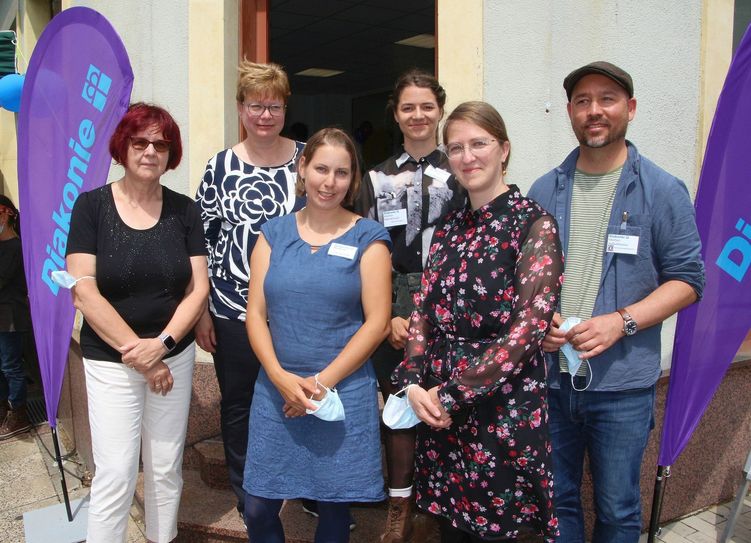 Ein starkes Team: Felix Kim, Sylvia Spargen, Sarah Weißflog, Sophie Schurig und Teamleiterin Kerstin Grimmer (v.r.). Leiterin und Migrationsbeauftragte Gerlinde Franke (l.) verabschiedet sich im August in den Ruhestand. Foto: Farrar