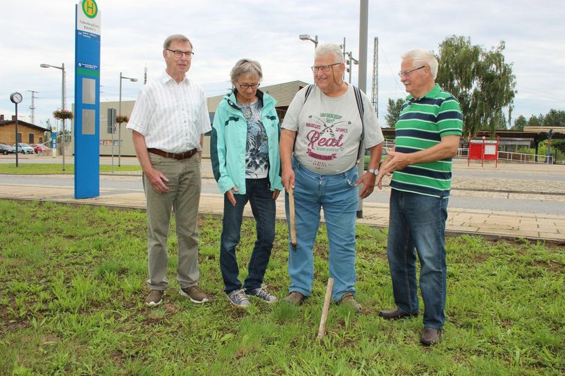 An dieser Stelle soll der Stein seinen würdigen Platz bekommen. Für Friedhelm Deckert, Monika Mietsch, Rainer Pisk und Heinz Welisch eine echte Herzenssache. Foto: wit