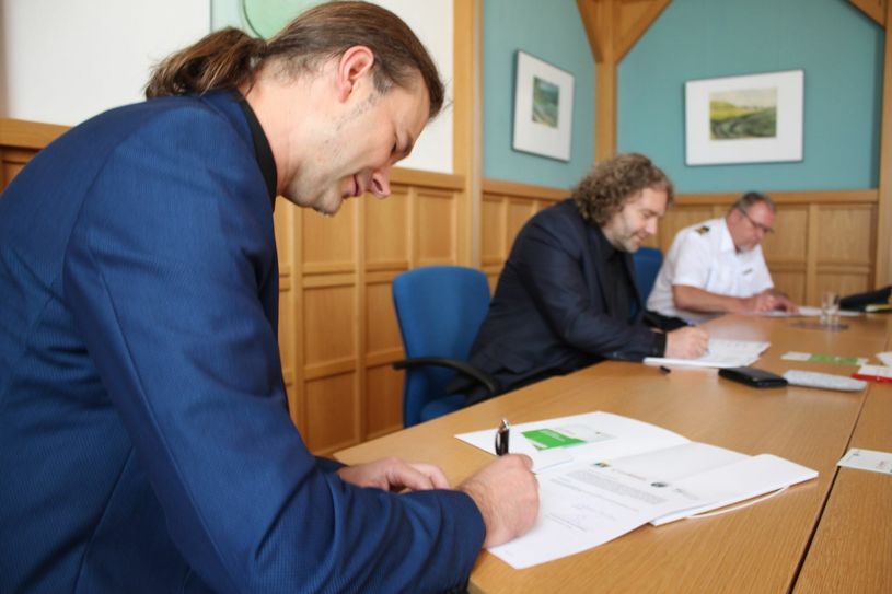 Bei der Unterzeichnung der Kooperationsvereinbarung in Weißwasser (v.l.): Sven Forkert, Geschäftsführer des Landespräventionsrates, Oberbürgermeister Torsten Pötzsch und Polizeipräsident Manfred Weißbach. Foto: T. Keil