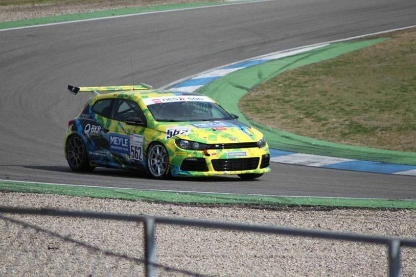 Mit diesem stylischen VW Scirocco im typischen T3-Look beginnt die Karriere von Jonas Greif im Profi-Automobilsport. Fotos: privat