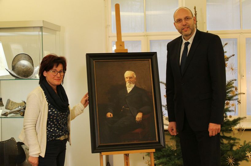 Martina Fischer und Oberbürgermeister Olaf Raschke mit dem Bildnis von Karl Gottfried Mäser. Fotos: Eckardt/Stadt