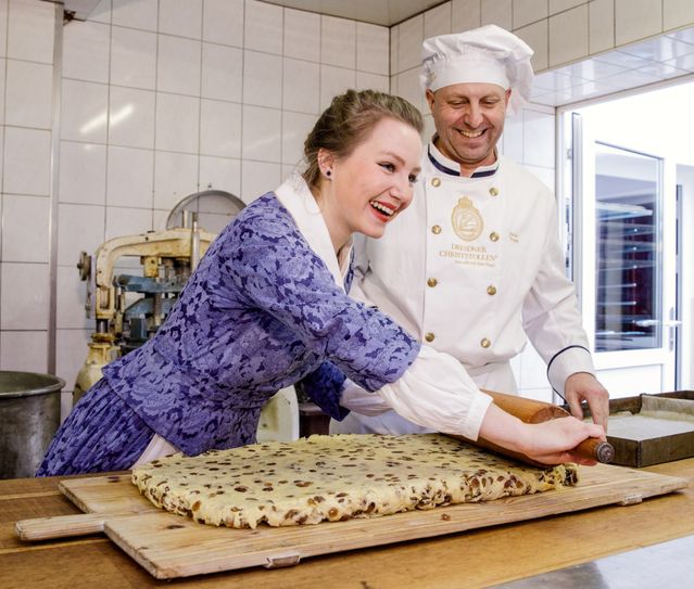 Stollenmädchen Lina Trepte (18) und Papa Heiko backten heute in ihrer Radebeuler Feinbäckerei Platten für den Riesenstollen. Foto: Michael Schmidt