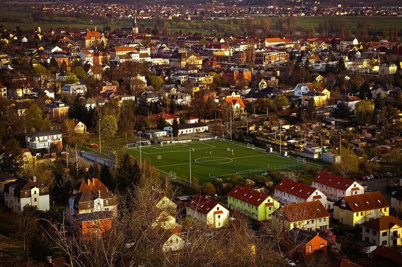In Radebeul lässt es sich gut leben. Ein Großteil der Zugezogenen sieht das genauso. Sogar einen der bundesweiten schönsten Fußballplätze hat Radebeul zu bieten. Foto: Schramm / Archiv