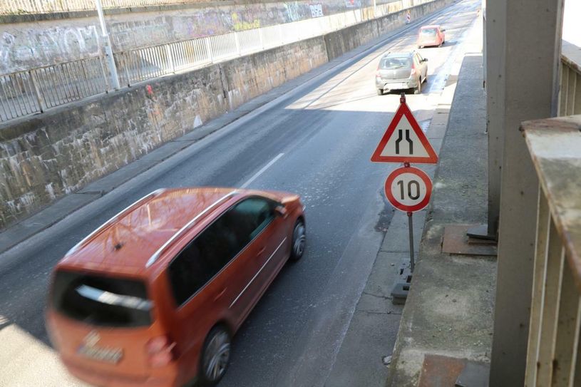 Bereits in den letzten Wochen kam es zu Verkehrseinschränkungen an der Unterführung in der Willy-Brandt-Straße. Grund ist ein undichtes Trogbauwerk. Foto: Stadt