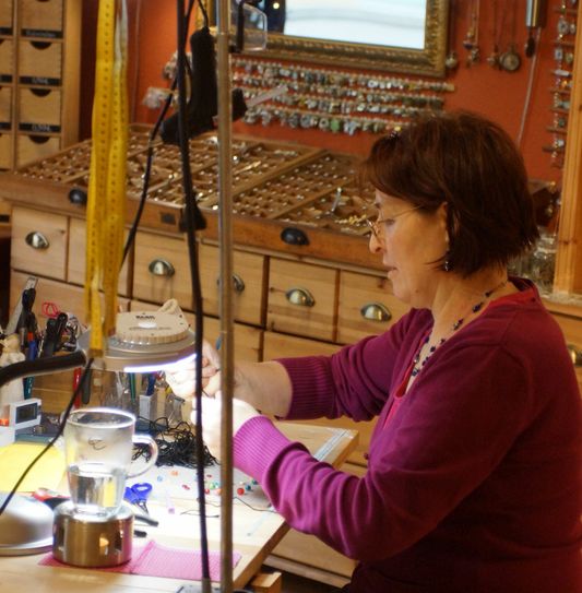 Die Perlenfischerin Heike Leupold bietet während der Sommerferien spezielle Angebote an - Sonnenfängerbasteln und Makramee-Fertigung. Foto: rb